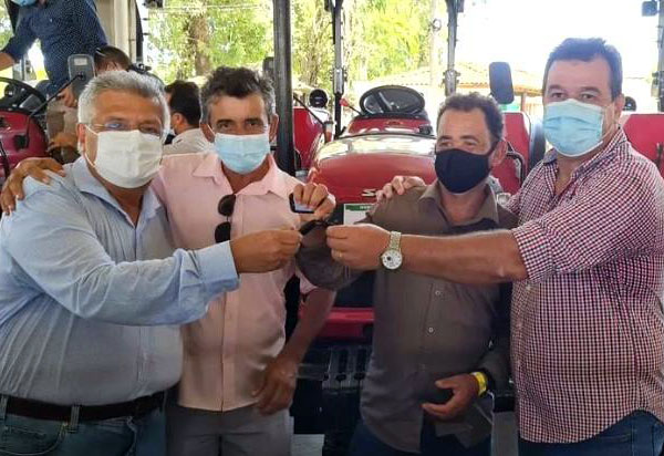 Deputado Marquinho Viana entrega trator ao município de  Maracás