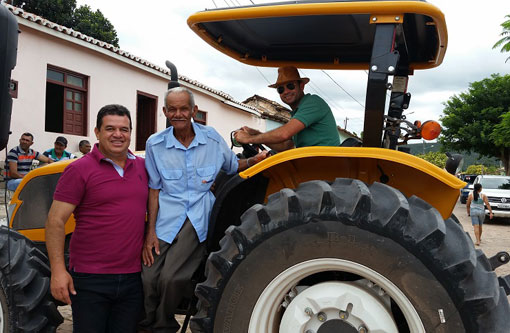 Barra da Estiva: Marquinho Viana, a ex-prefeita Dona Lúcia e o presidente da ADESBE entregam trator em Triunfo