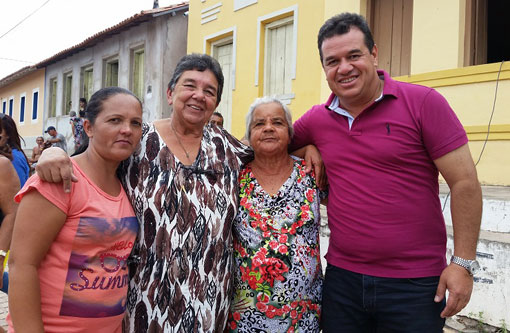 Barra da Estiva: Marquinho Viana, a ex-prefeita Dona Lúcia e o presidente da ADESBE entregam trator em Triunfo