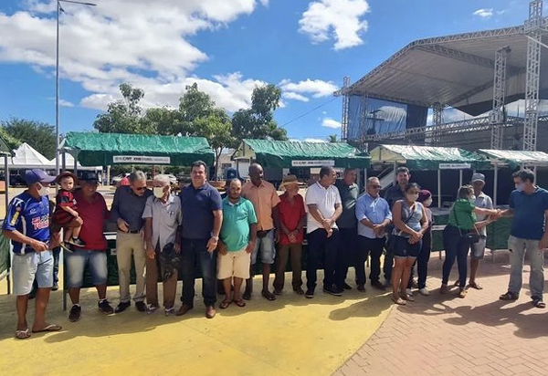 Deputado Marquinho Viana entrega barracas de feira em Dom Basílio 