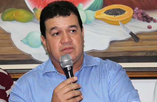 O deputado estadual Marquinho Viana parabeniza Brumado pelos seus 137 anos