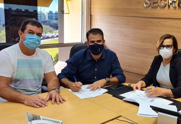 Deputado Marquinho Viana participa do evento de assinatura da concessão de respirador para o Hospital Municipal de Piatã