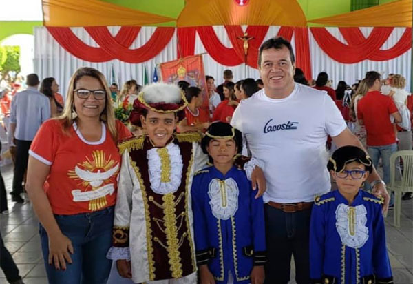 Deputado Marquinho Viana participou dos festejos do Divino Espírito Santo, em Ituaçu