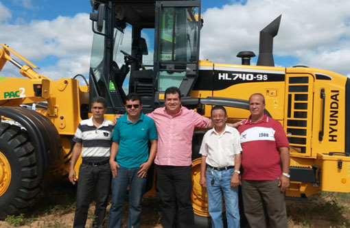 Deputado Marquinho Viana vai a Jussiape para entrega de máquinas e ônibus escolar