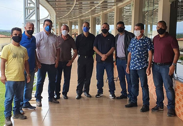 Deputado Marquinho Viana discute com grupo político as demandas de Caculé