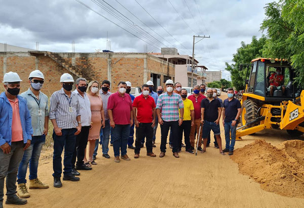 Deputado Marquinho Viana visita obras de implantação de sistema de água em Livramento de Nossa Senhora