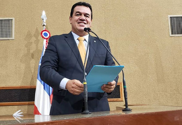 Deputado Marquinho Viana anuncia que o Governador  Rui Costa autorizou obras no setor educacional para Jussiape e Maetinga