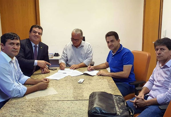 Deputado Marquinho Viana na assinatura de convênio para construção de ponte em Rio de Contas