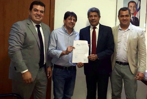 Aracatu: através do deputado Marquinho Viana prefeito Sérgio Maia assina convênio na SDR