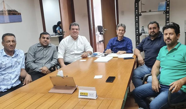 Deputado Marquinho Viana leva vereadores de Barra da Estiva para audiência na SIT