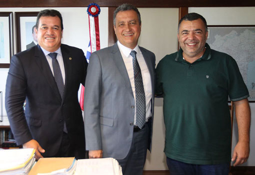 Deputado Marquinho Viana participa com o prefeito de Livramento de Nossa Senhora de audiência com o Governador Rui Costa