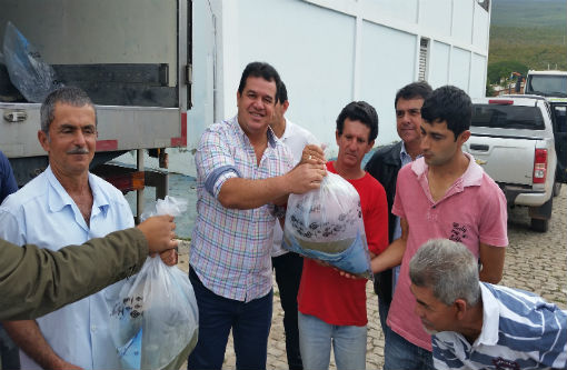 Ituaçu: Deputado Marquinho Viana entrega alevinos a produtores do município 