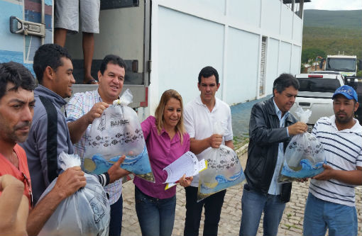 Ituaçu: Deputado Marquinho Viana entrega alevinos a produtores do município 