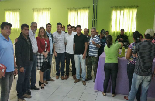 Ituaçu: Deputado Marquinho Viana entrega alevinos a produtores do município 