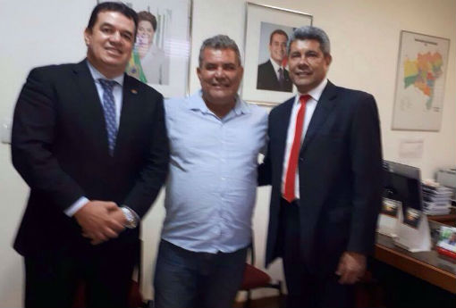 Deputado Marquinho Viana leva prefeito o Didi, de Contendas do Sincorá, para assinar o PROMER  