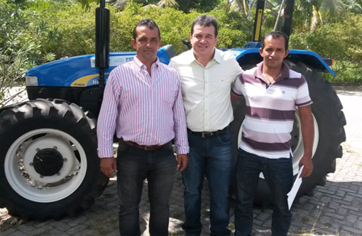 Deputado Marquinho Viana prestigia a entrega de trator para o município de Tanhaçu