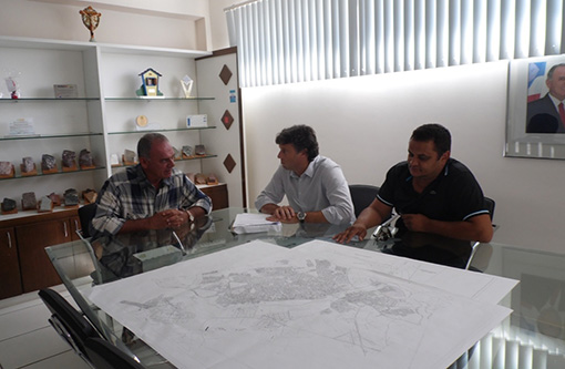 Brumado: Prefeito assina ordem de serviço para pavimentação asfáltica de 11 ruas