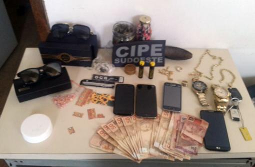 Barra da Estiva: Polícia apreende drogas e diversos objetos com jovens