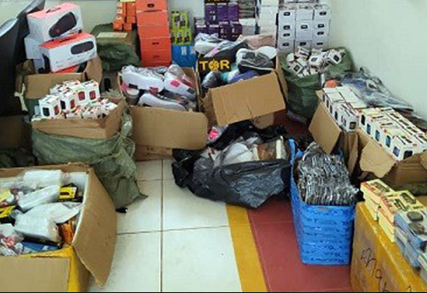 Caetité: PRE apreende produtos contrabandeados que estavam em bagageiro de ônibus interestadual na BR- BR-030