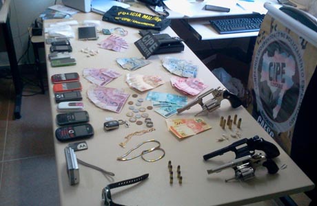 PARAMIRIM: CAESG APREENDE ARMAS, DROGA E CONDUZ 08