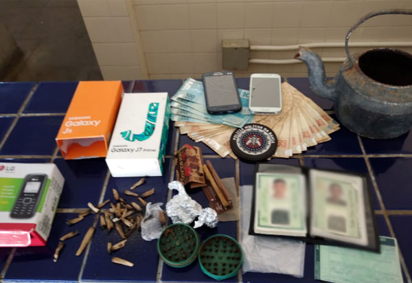 Polícia apreende drogas e material do tráfico no centro de Brumado