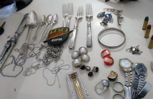 Brumado: polícia apreendeu arma, munições e vários objetos produtos de roubo