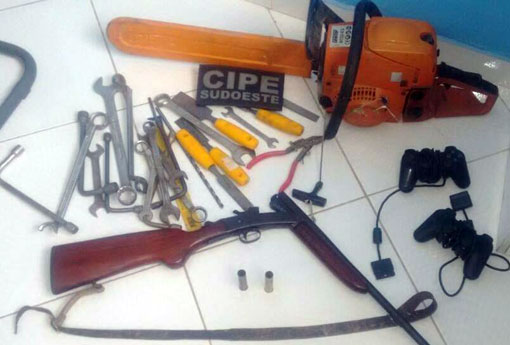 Tanhaçu: Caesg apreende arma de fogo e conduz  indivíduos por suspeita de furto