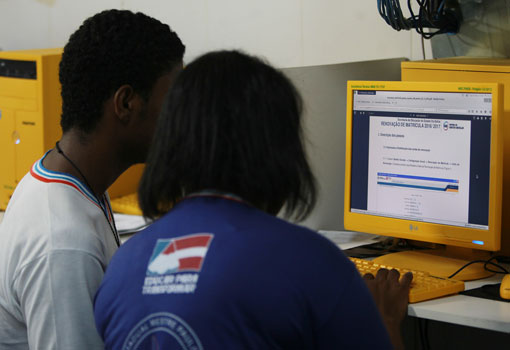 Mais de 600 mil alunos da rede estadual devem renovar a matrícula para 2018