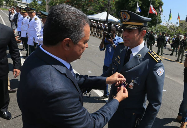 Rui entrega medalhas a militares em evento que celebra os 194 anos da PMBA