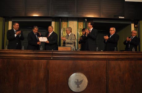 MEDALHA THOMÉ DE SOUZA ENTREGUE A NEWTON CARDOSO