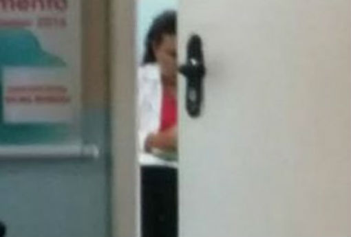 Médica é demitida após ser flagra acessando redes sociais em horário de atendimento 