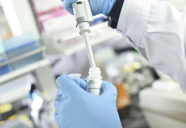 Laboratório chinês testa deter a pandemia 'sem vacina', com medicamento que pode acelerar a cura dos doentes e imunizar