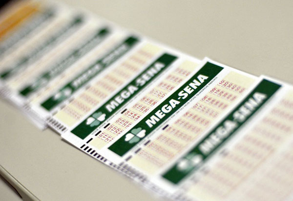 Mega-Sena acumula e pode pagar R$ 125 milhões na quarta-feira