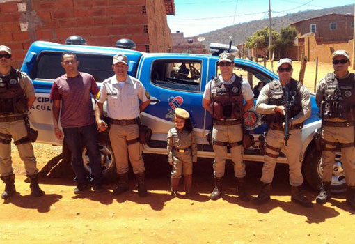 Caculé: Policiais da 94ª CIPM realizam sonho de menina que queria usar farda da corporação