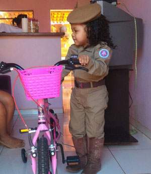 Caculé: Policiais da 94ª CIPM realizam sonho de menina que queria usar farda da corporação