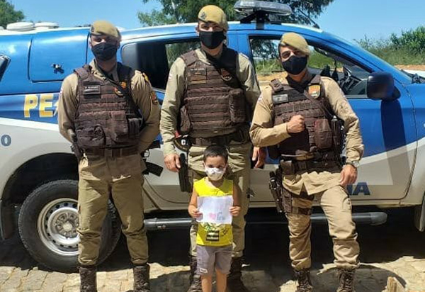 Brumado: Garoto de 04 anos presenteia policiais PETO da 34ª CIPM com história ilustrada