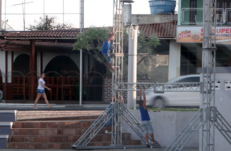 Brumado: Menores são flagrados subindo em estrutura de telão na Praça da Prefeitura