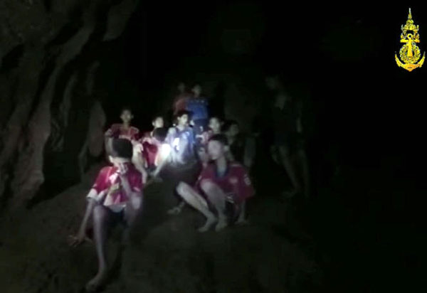 Equipe de futebol com 12 meninos e técnico são retirados da caverna na Tailândia; resgate foi concluído em 17 dias 