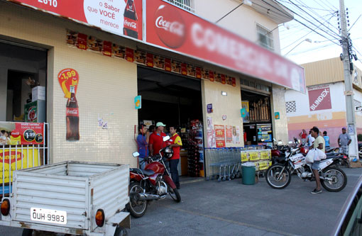 Brumado: Bandido assalta mercadinho e dispara tiros no meio da rua