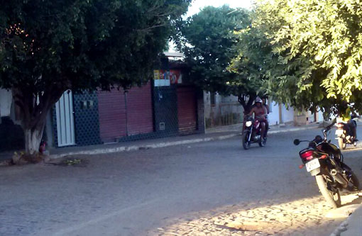 Brumado: Armados e a bordo de uma única moto, três bandidos assaltam mercadinho