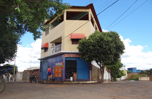 Brumado: Armado com uma faca, bandido faz menor de refém e assalta mercadinho