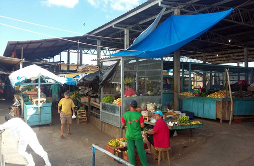 Brumado: Bandidos agem na madrugada e destroem bancadas de frutas e verduras no Mercado Municipal