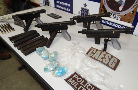 OPERAÇÃO 'MALHADA BRANCA': 4 METRALHADORAS 9 MM APREENDIDAS PELAS POLÍCIAS EM BRUMADO