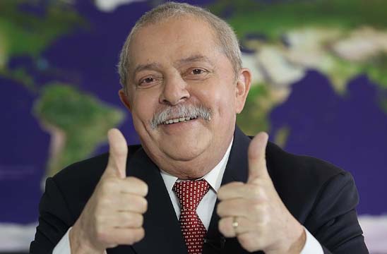 Colunista afirma que Lula será candidato à presidência esse ano; ex-presidente nega