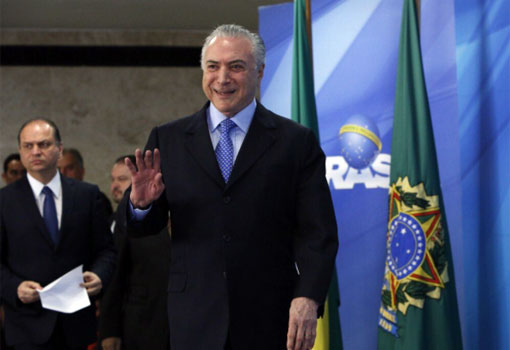 Senador Randolfe apresenta pedido de impeachment contra Michel Temer