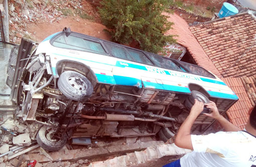 Brumado: Micro-ônibus da Novo Horizonte caiu dentro de quintal de Bar  