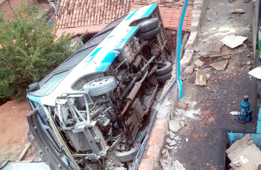 Brumado: Micro-ônibus da Novo Horizonte caiu dentro de quintal de Bar  