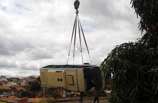 Brumado: Micro-ônibus da empresa Novo Horizonte foi retirado da área externa de um bar