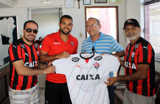 Ganhador da promoção do Brumado Agora recebe camisa oficial do Vitória