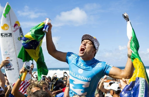 Mineirinho vence em Pipeline e fica com o título do circuito mundial de surfe